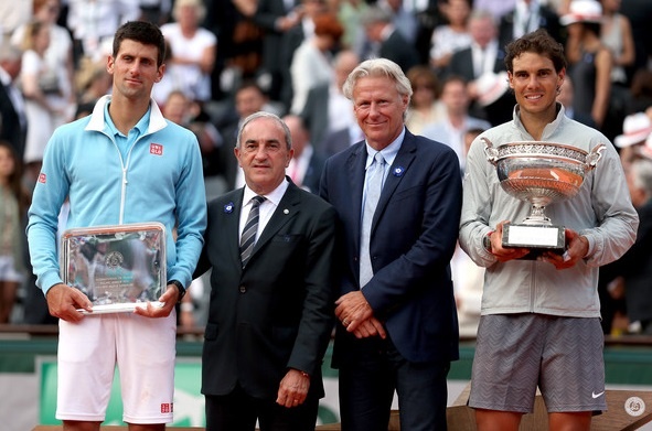 Utrinek z letošnjega Roland Garrosa (z leve proti desni): Novak Đoković, predsednik francoske teniške zveze Jean Gachassin, šestkratni zmagovalec turnirja Björn Borg in Rafael Nadal, ki pozira z deveto lovoriko na OP Francije.